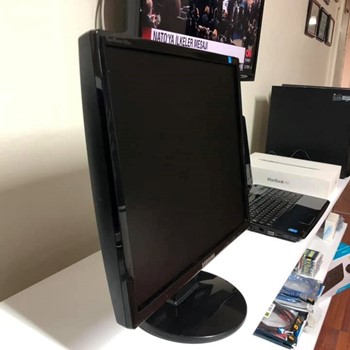 Samsung 19" Kare Monitor Model: 943NX